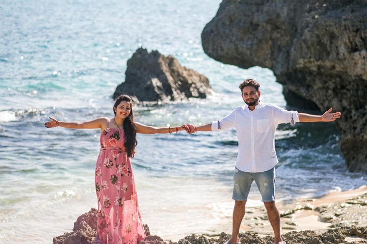 un uomo e una donna in piedi sulla spiaggia