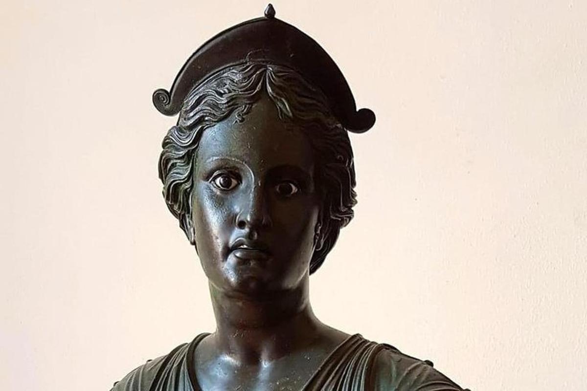 o statuie a unei femei cu o bonetă pe cap