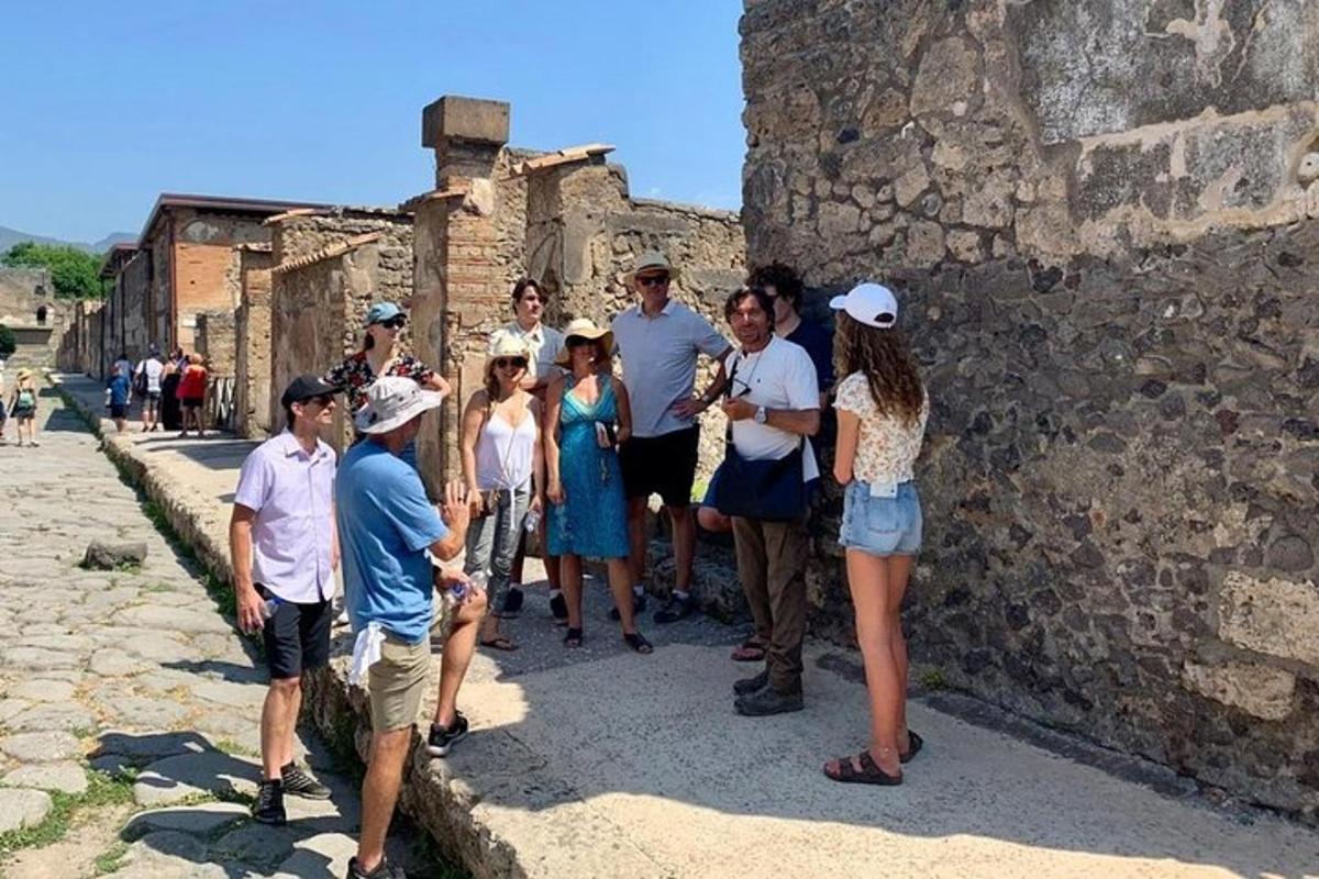 un grup de oameni care stau lângă un perete