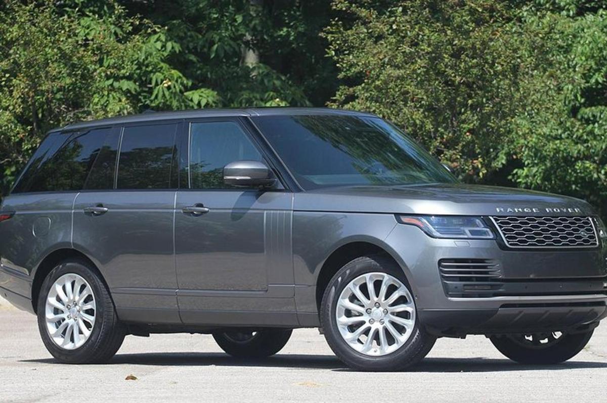 šedé SUV zaparkované na parkovišti