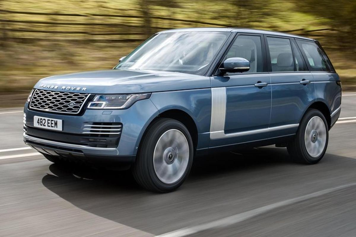 길을 달리는 파란색 SUV