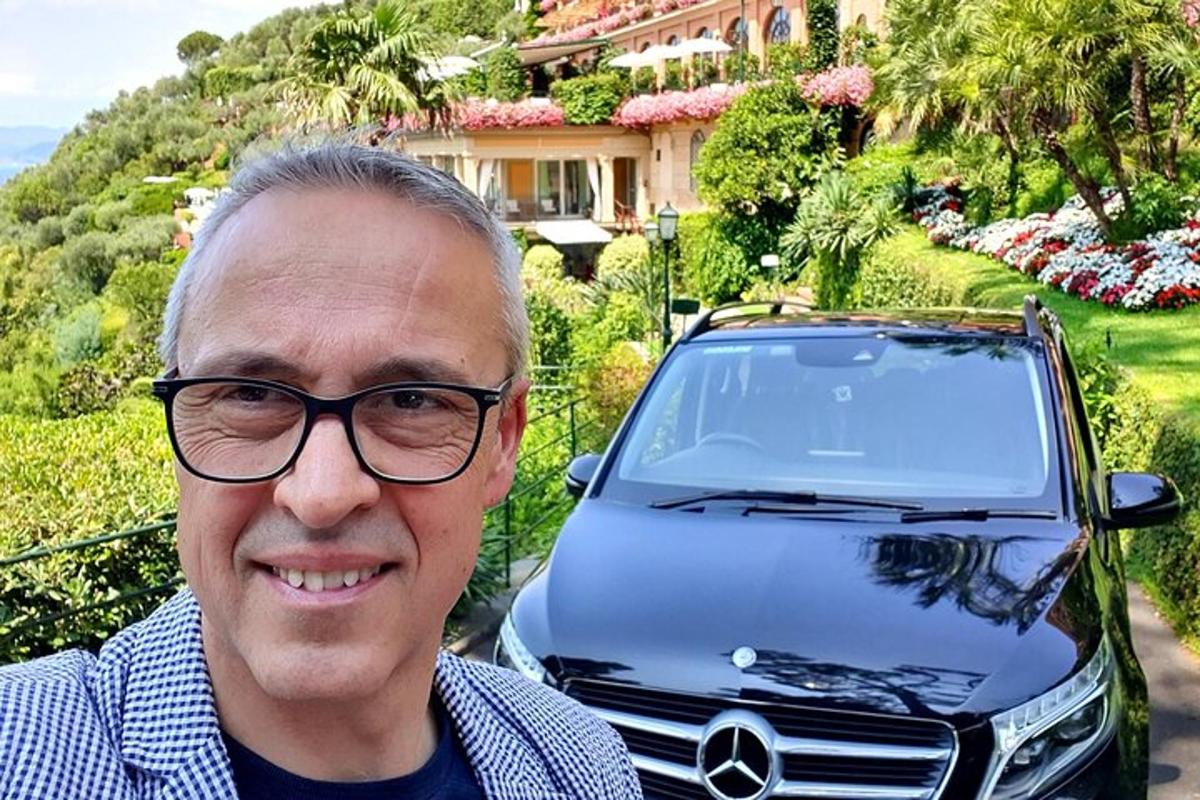 muž s okuliarmi stojaci vedľa auta