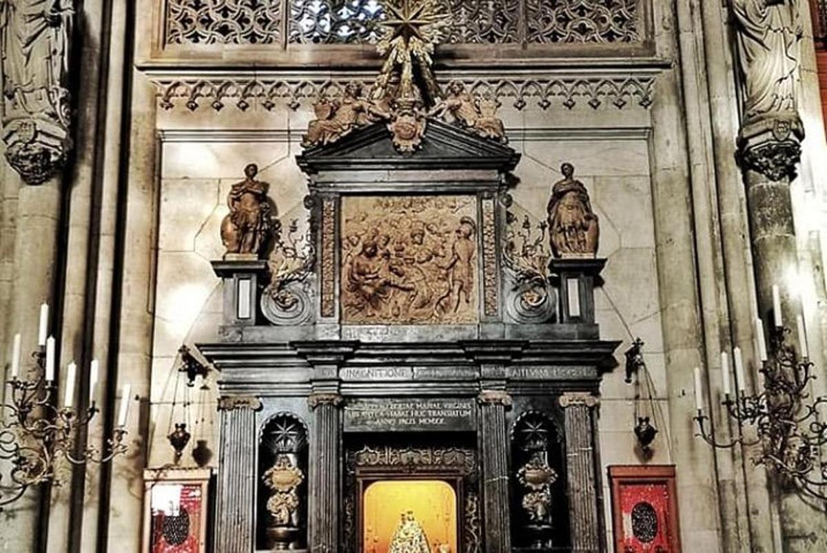 sebuah gereja dengan mezbah dengan gambar di dinding