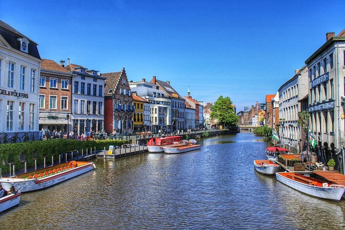 un grupo de barcos en un río en una ciudad