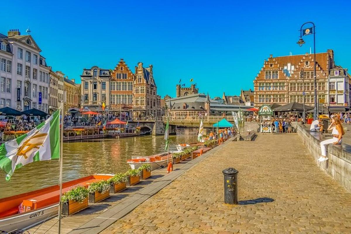 una ciudad con edificios y un río con barcos