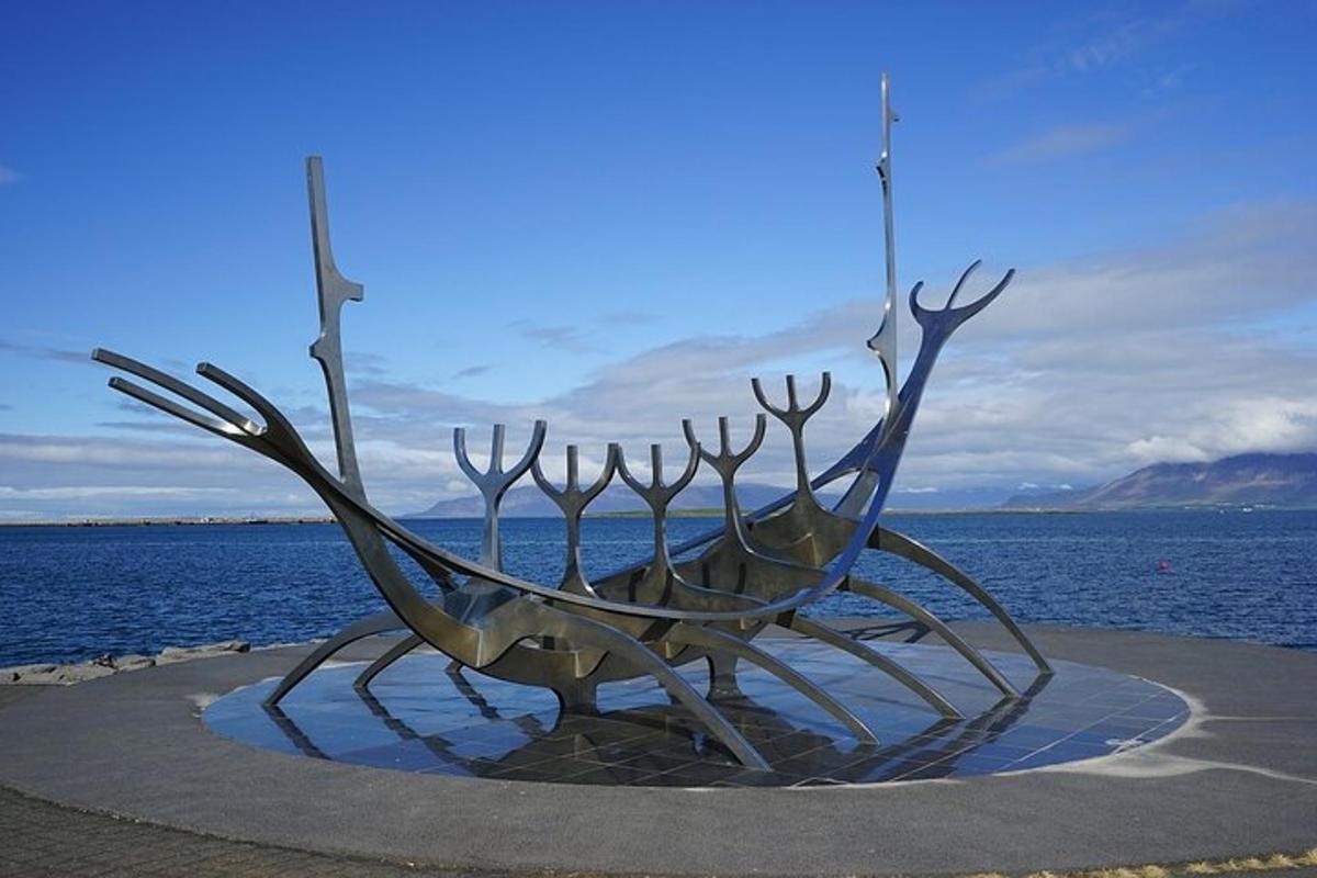 uma estátua de um barco em frente à água