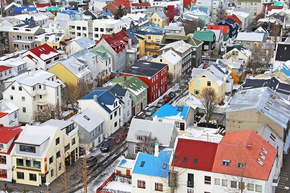 uma vista aérea de uma cidade com edifícios