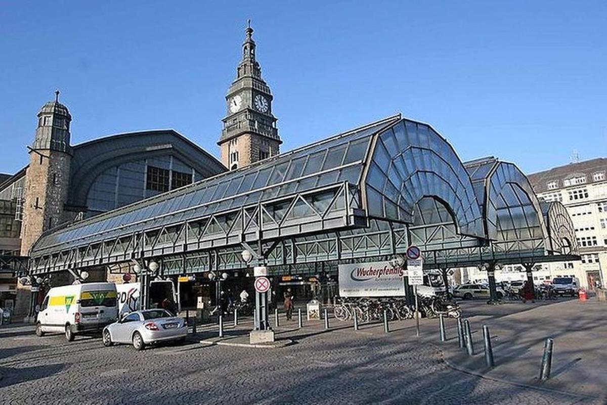 velká budova s hodinovou věží na vrcholu