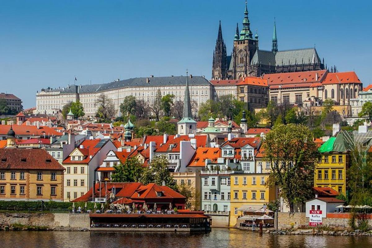 pohled na město s budovami a řekou