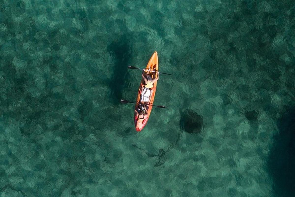 uma visão aérea de um caiaque na água
