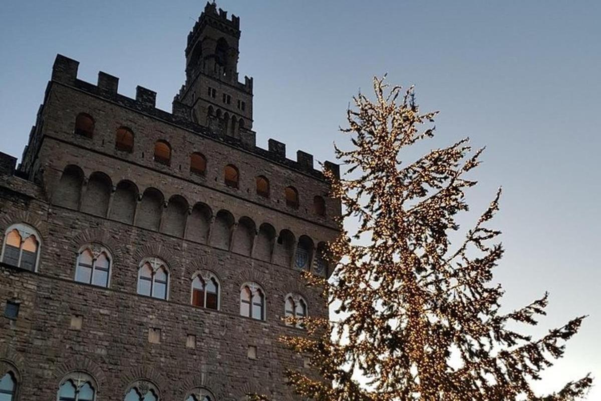 jõulupuu hoone ees