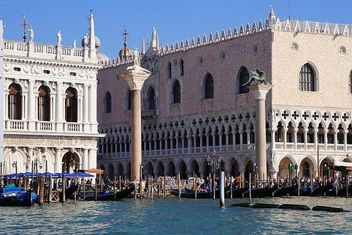 un grande edificio con barche in acqua di fronte