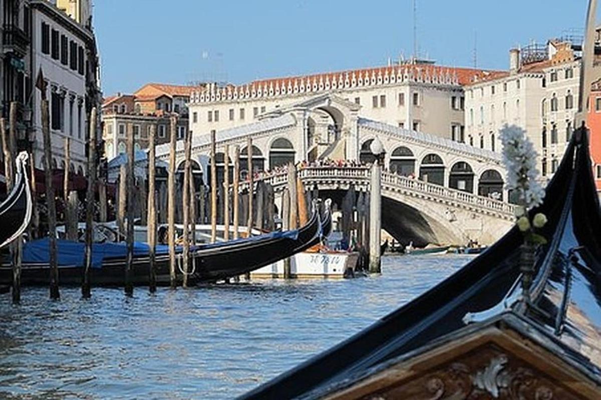 una gondola in acqua con un ponte e degli edifici