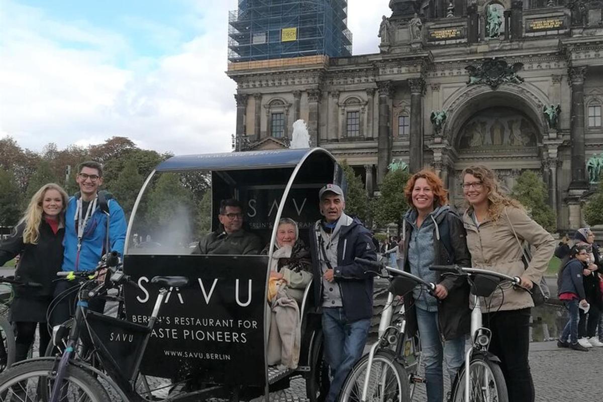 skupina lidí stojící před cyklotaxi