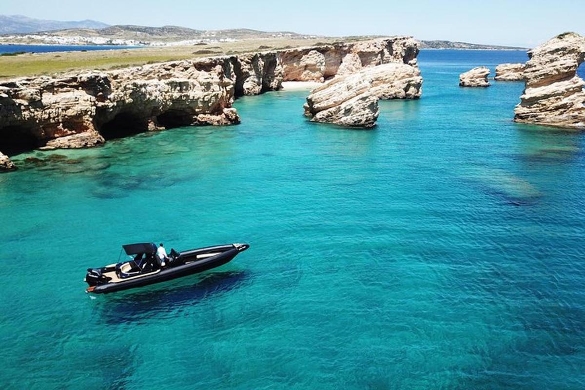un barco en medio de un cuerpo de agua