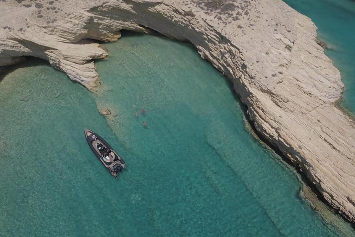 isang maliit na bangka sa tubig malapit sa isang rock formation