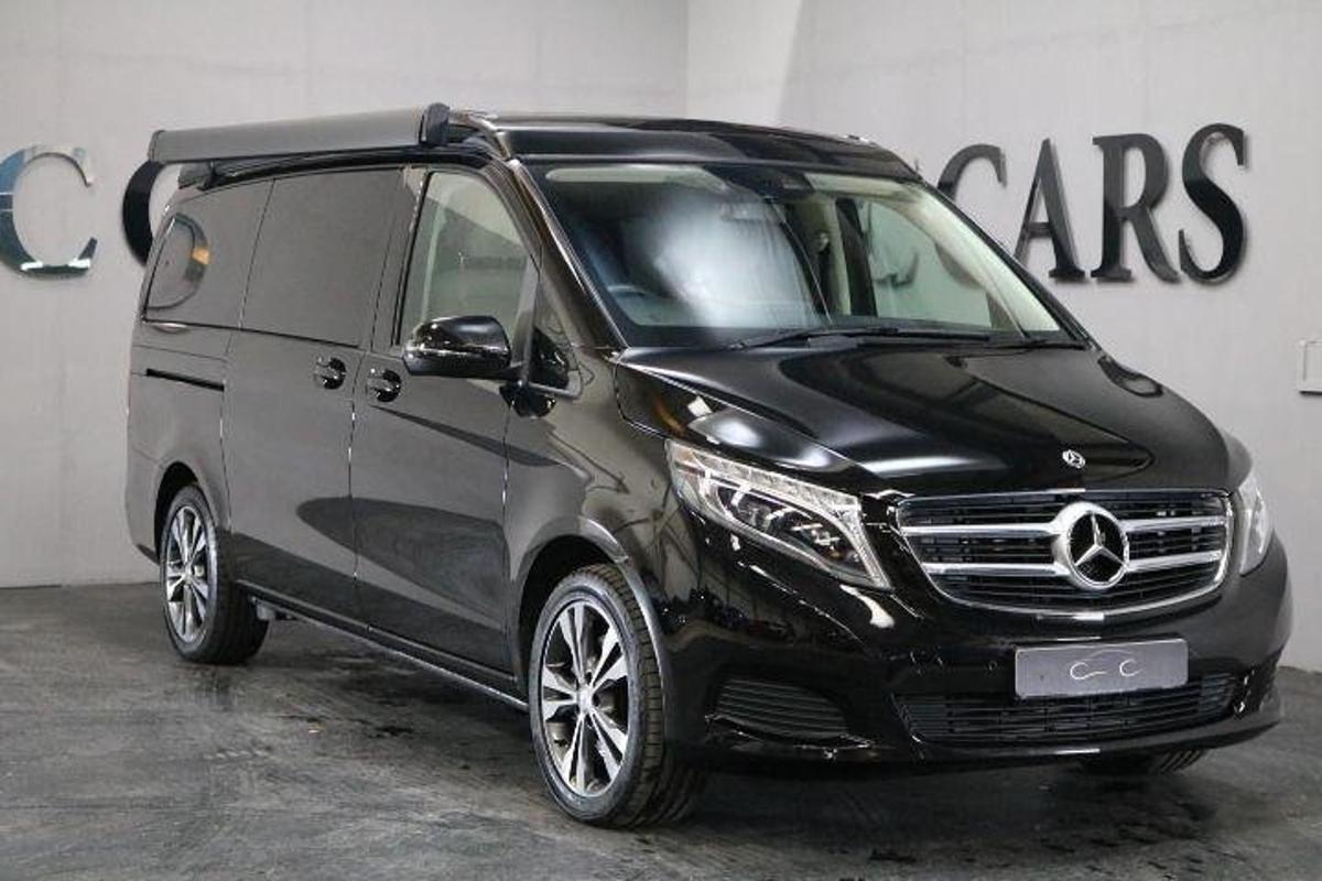 garaažis pargitud Blackcedes Benzi kaubik