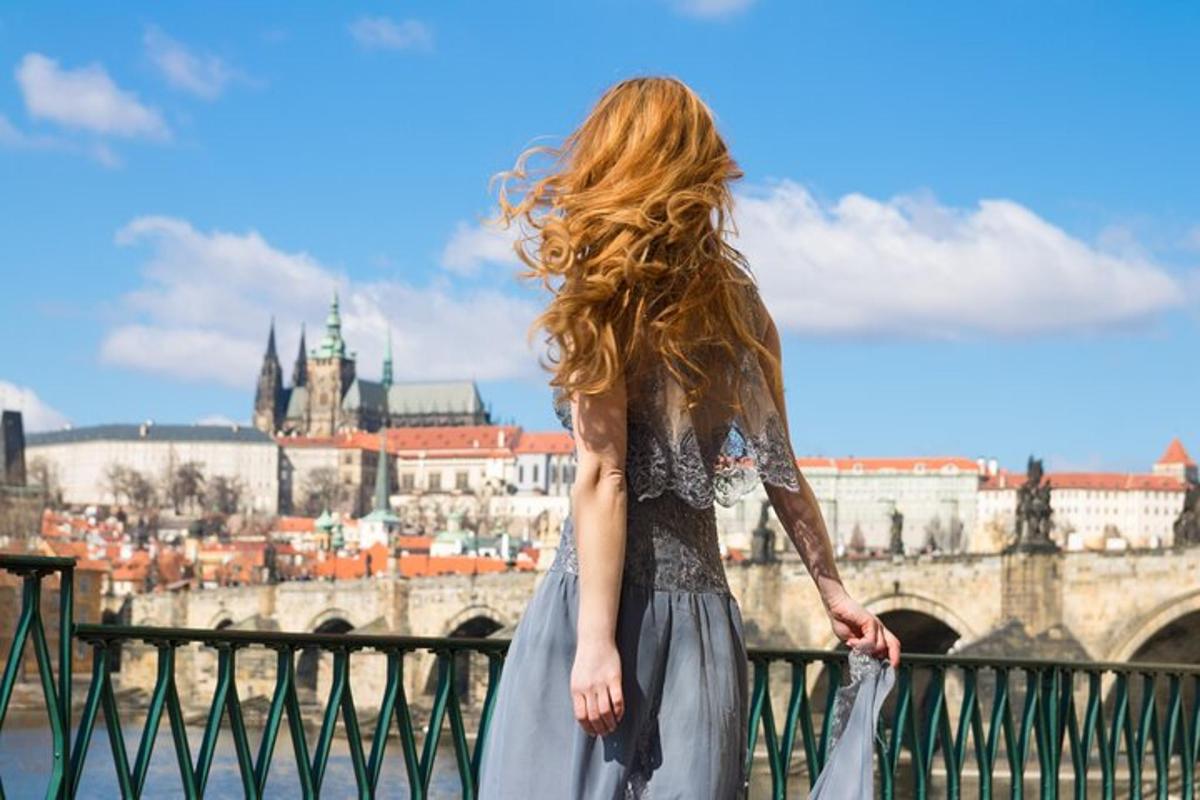 žena stojící na mostě a dívající se na město