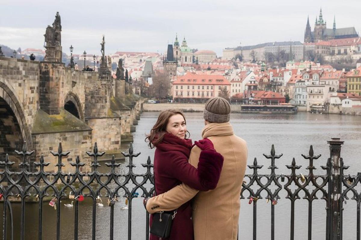 muž a žena stojící před mostem