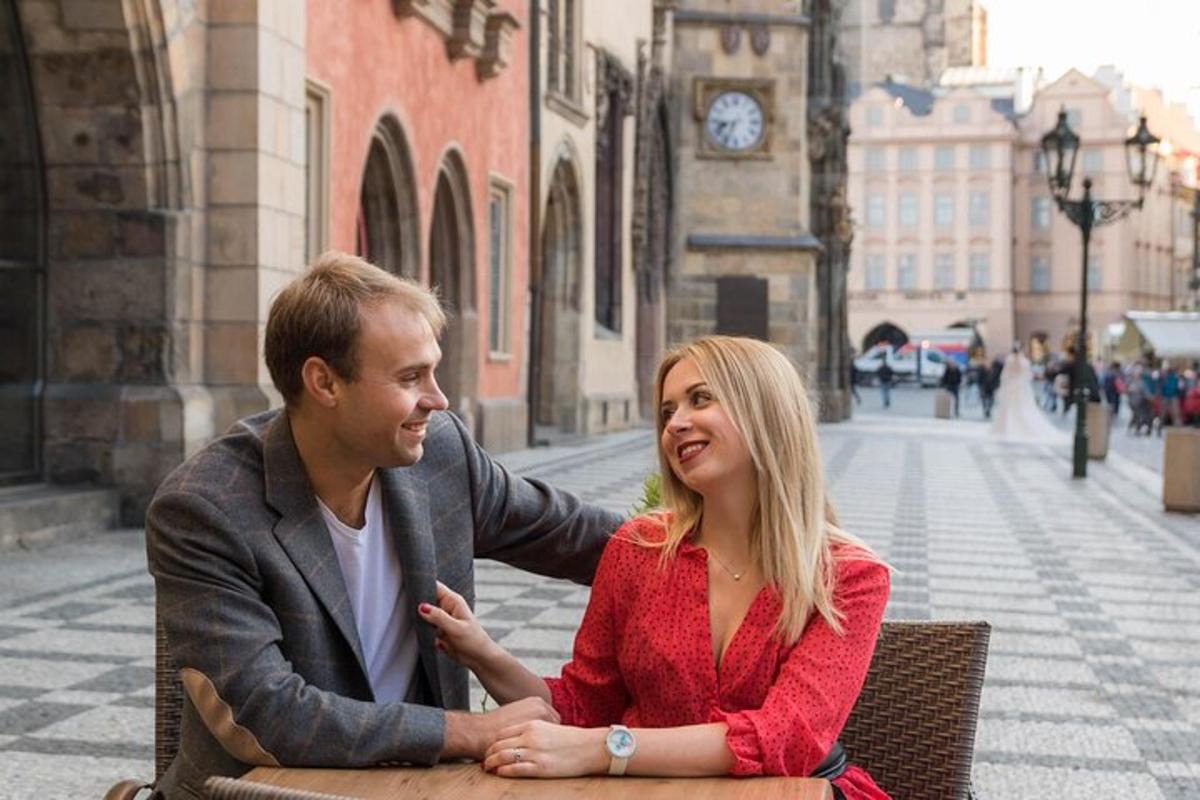 muž a žena sedící na lavičce