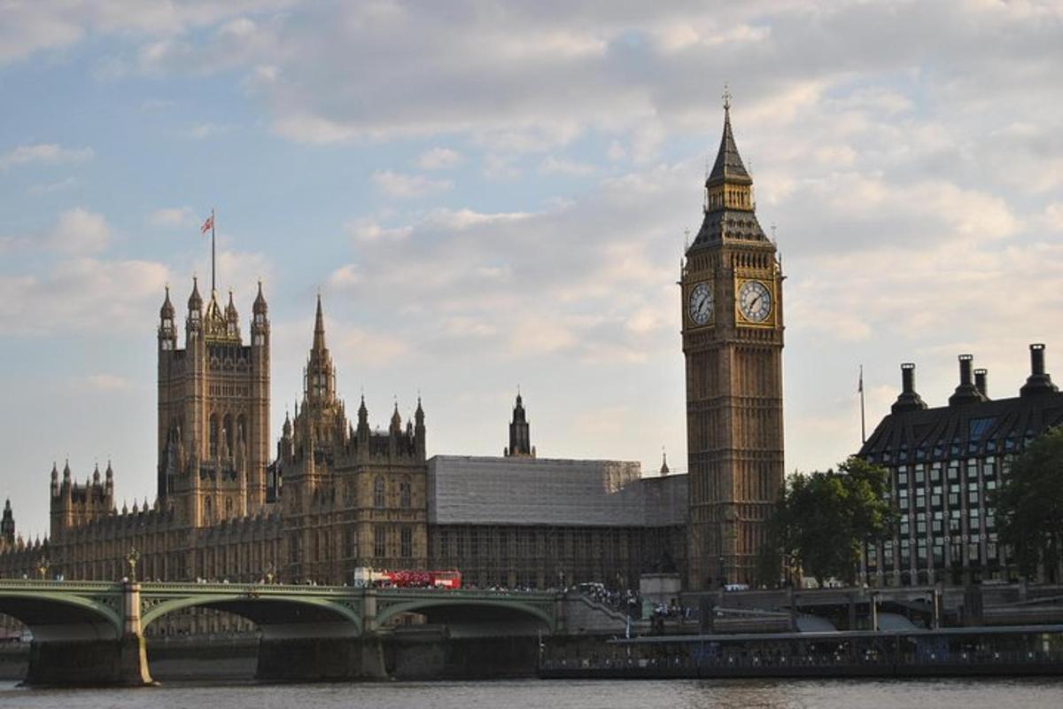 bygging með klukkuturni og Big Ben