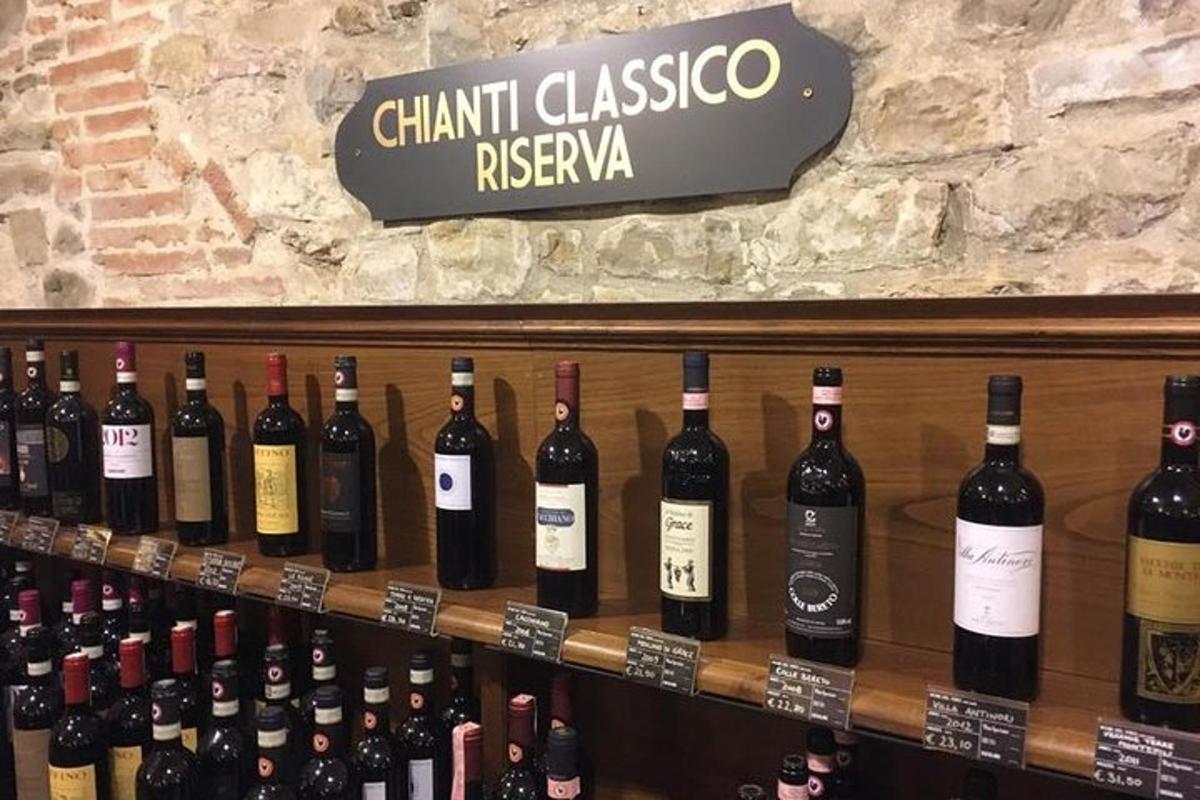 una fila di bottiglie di vino esposte in un negozio