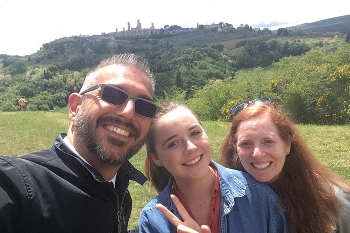 un uomo e due donne posano per una foto