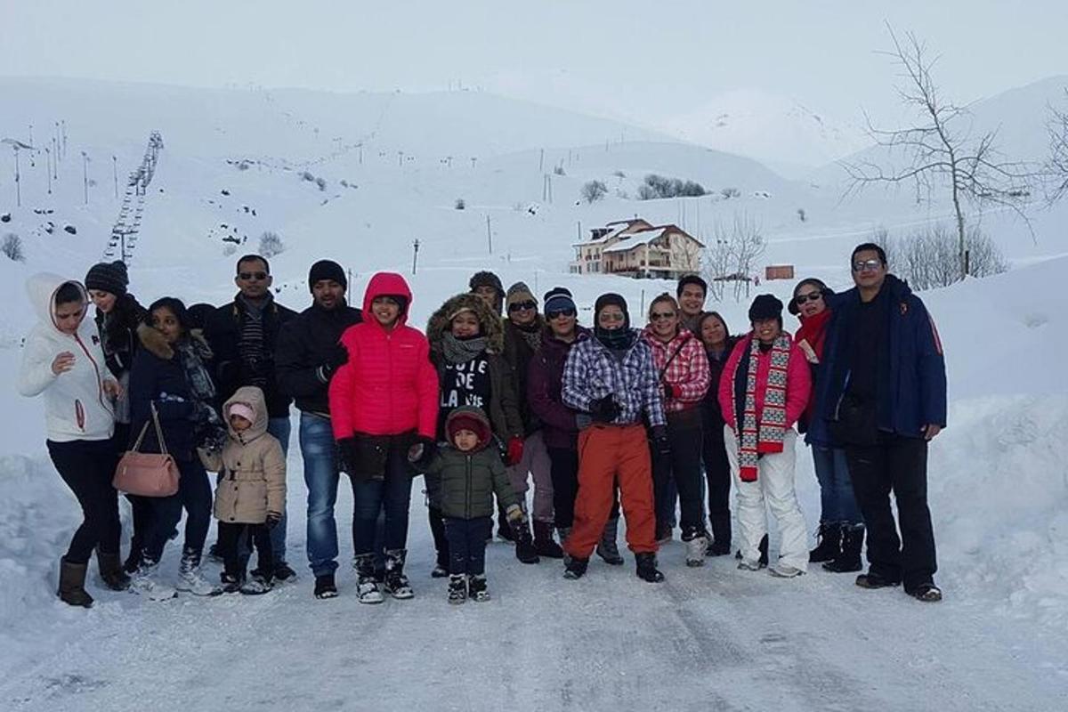 un gruppo di persone in posa per una foto sulla neve