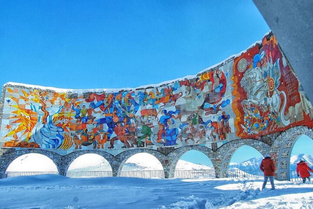 un ponte con un dipinto sopra nella neve