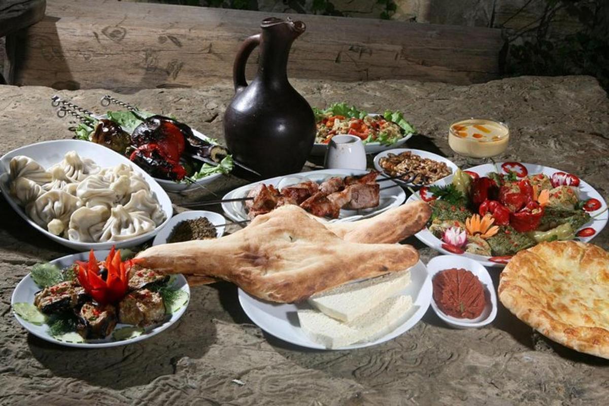 uma mesa com muitos pratos de comida