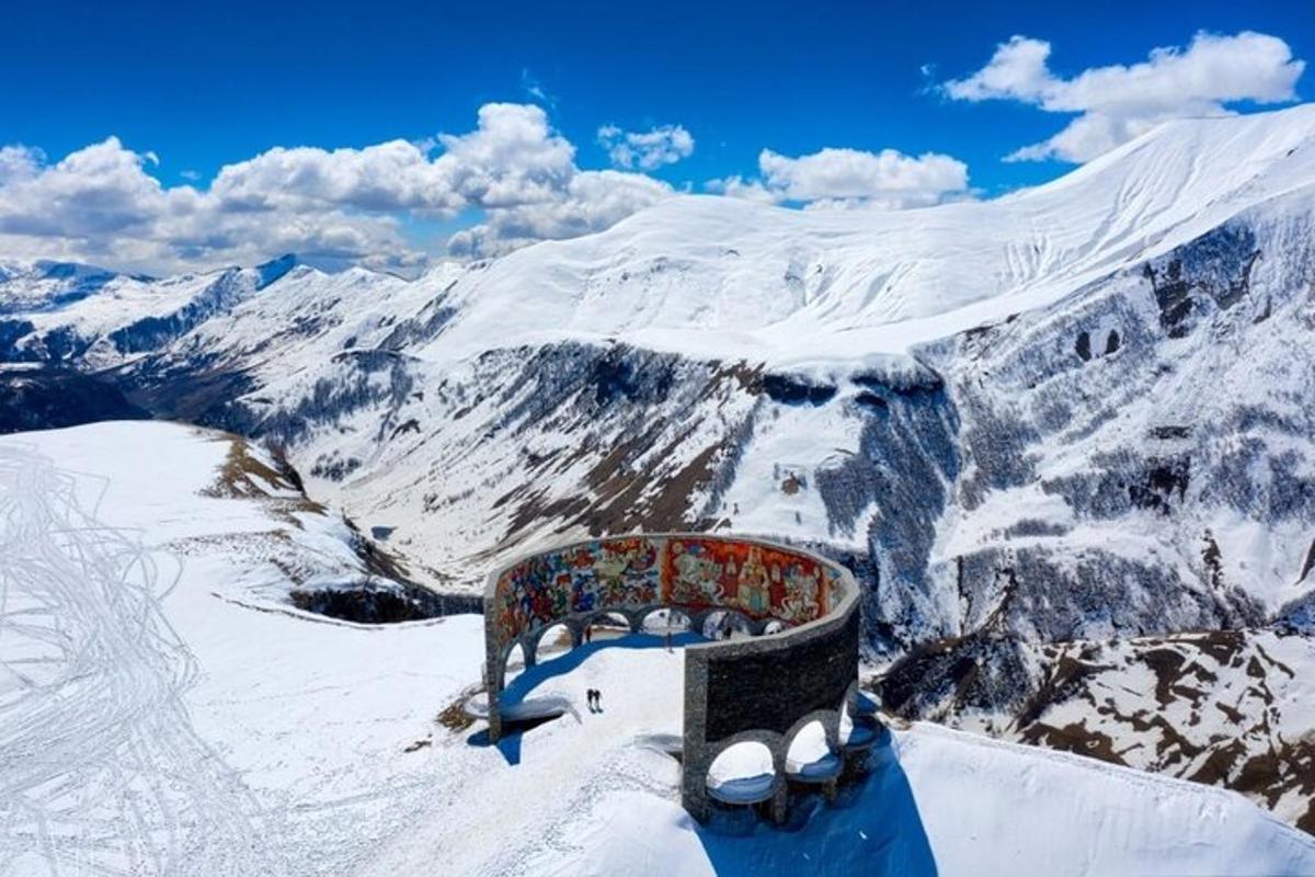 una panchina in cima a una montagna innevata