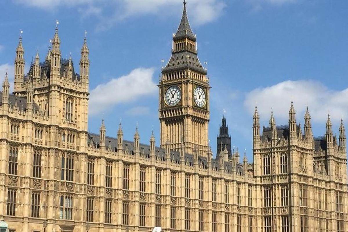 isang malaking gusali na may clock tower at big ben