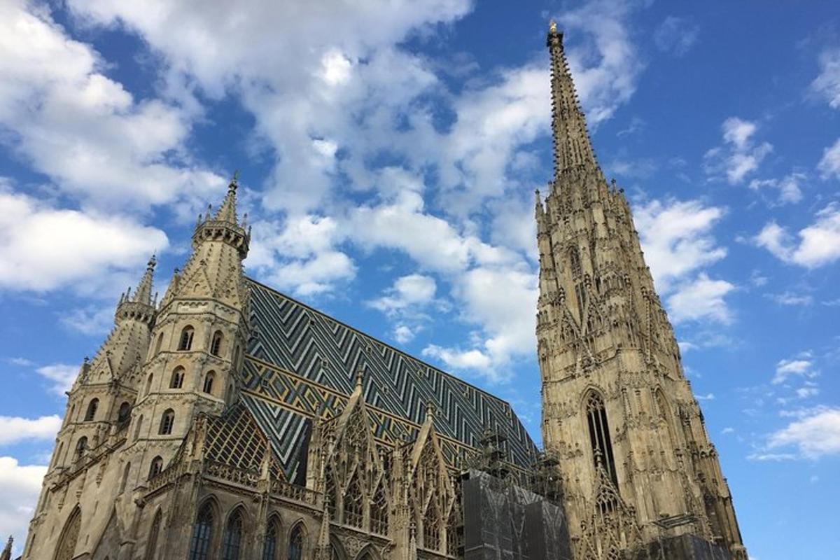 sebuah bangunan besar dengan menara dan katedral