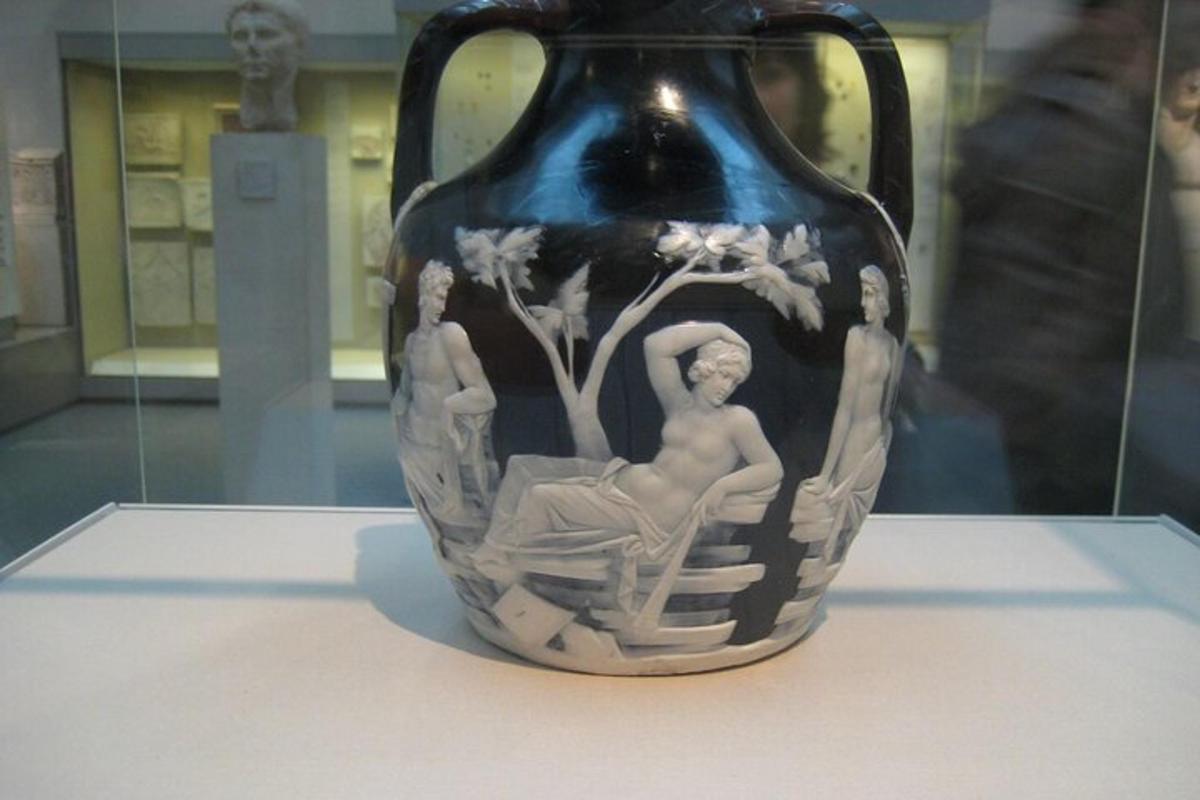 um vaso preto e branco em exposição em um museu
