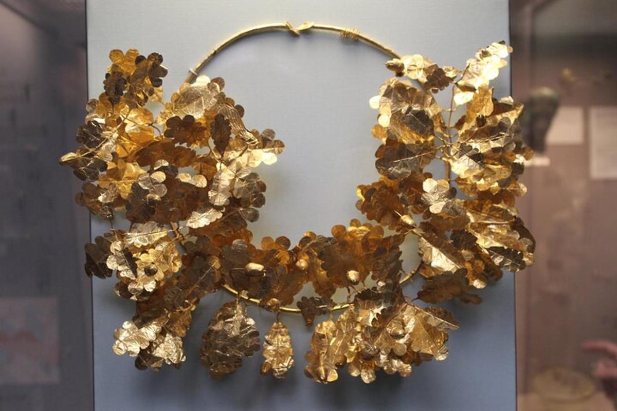 uma coroa de ouro está pendurada na parede