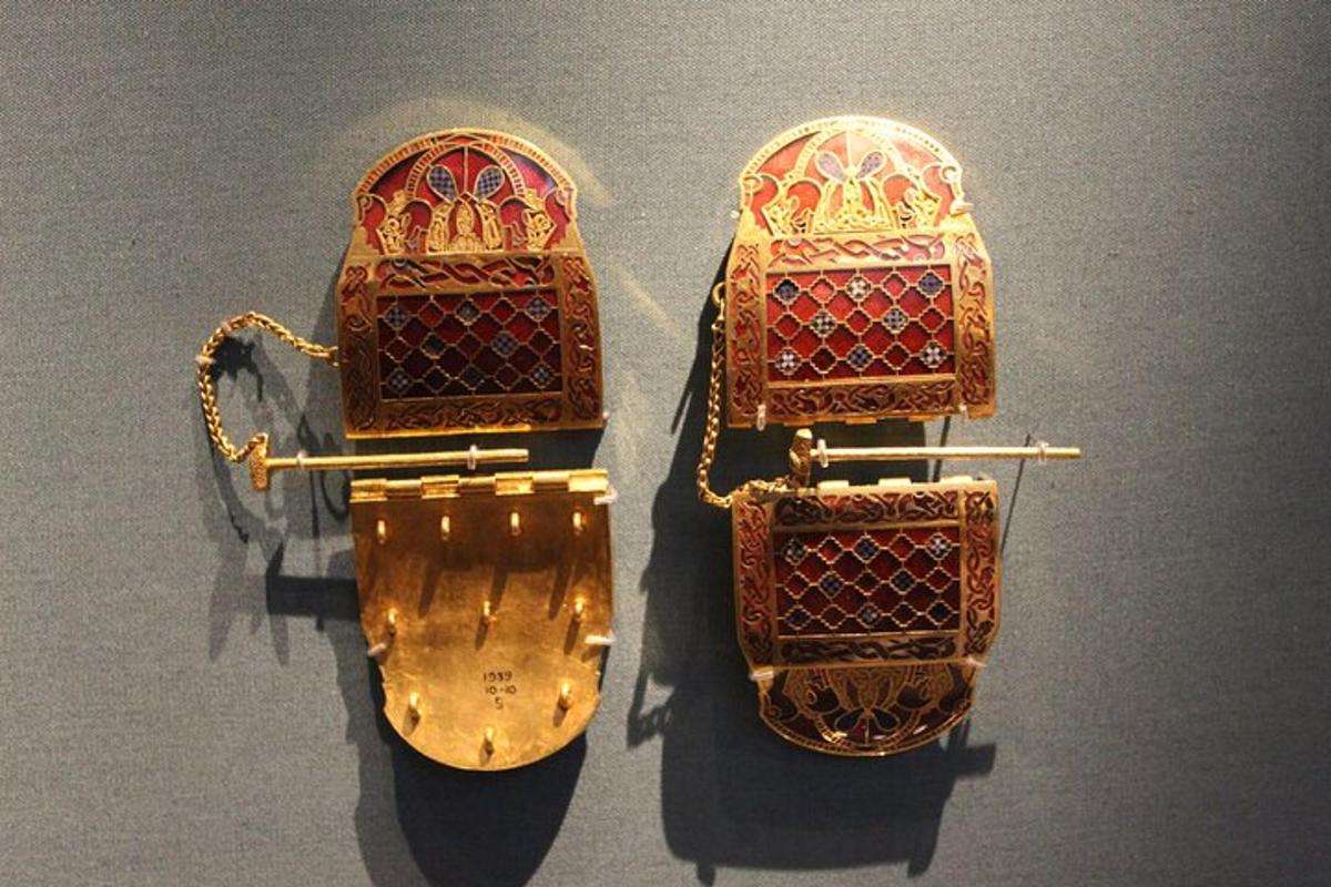 duas peças de joalheria de ouro em exposição em um museu