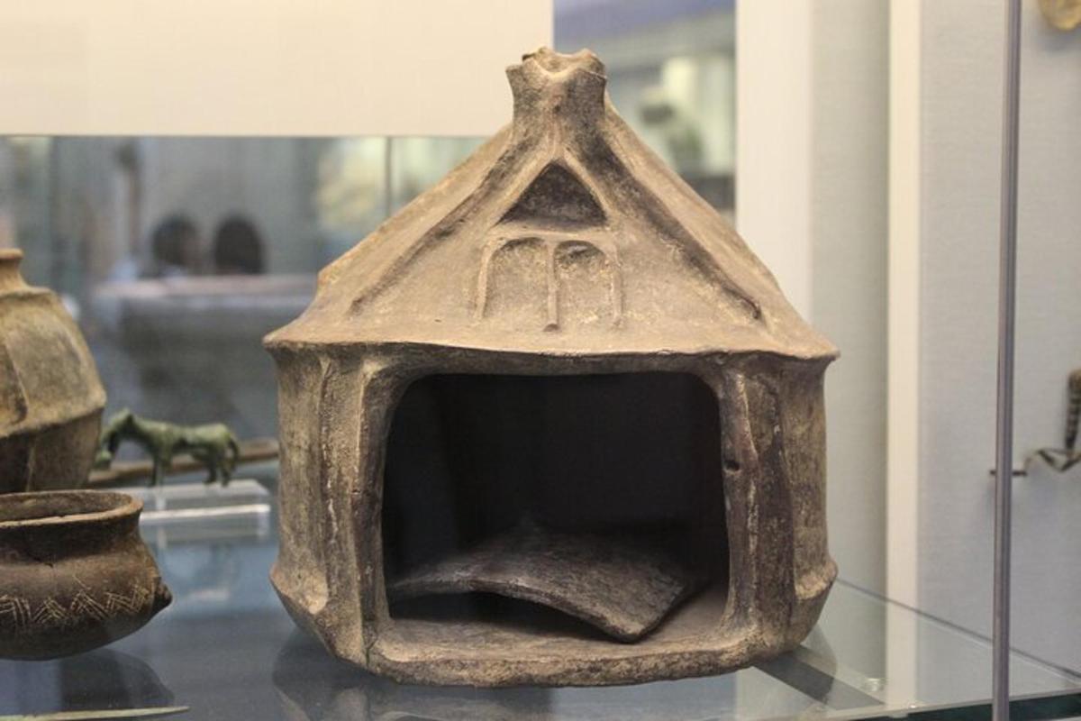 uma casa de passarinho em cima de uma mesa de vidro