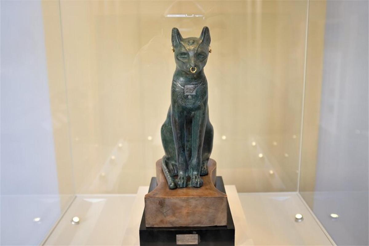 una estàtua d'un gat exposada en una vitrina