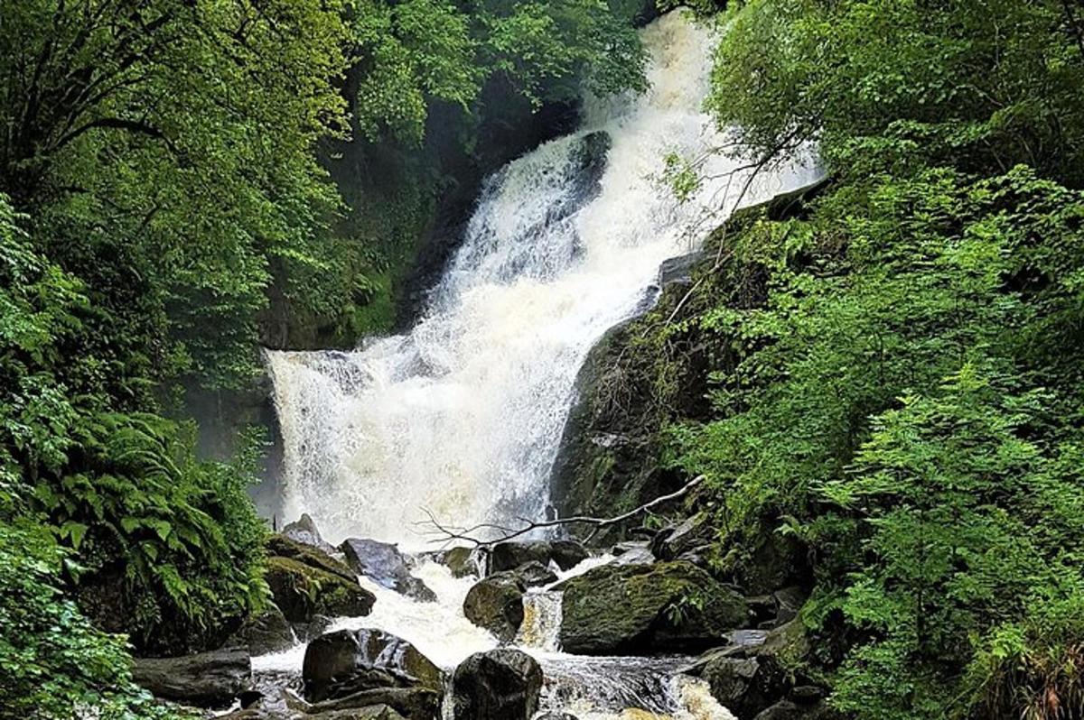 ein Wasserfall mitten in einem Fluss