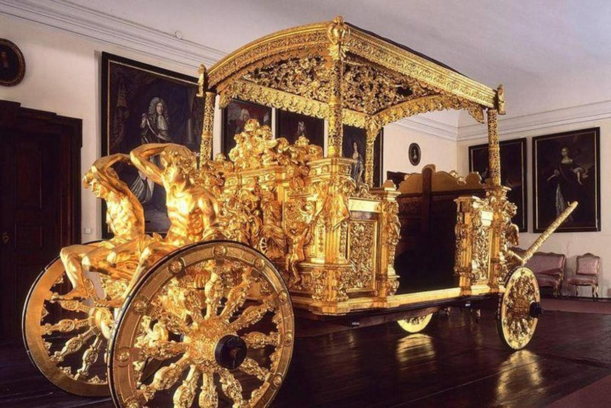 kereta emas yang ditarik oleh kuda