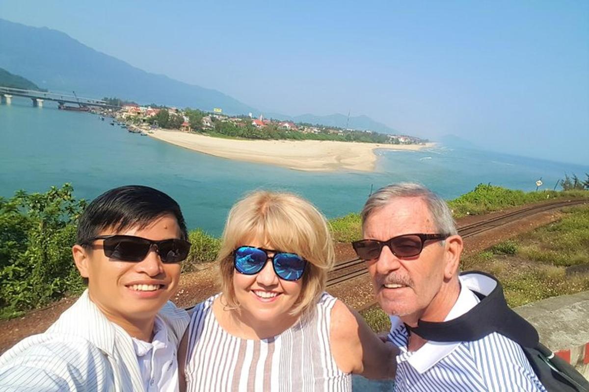 海の前で写真を撮る3人組