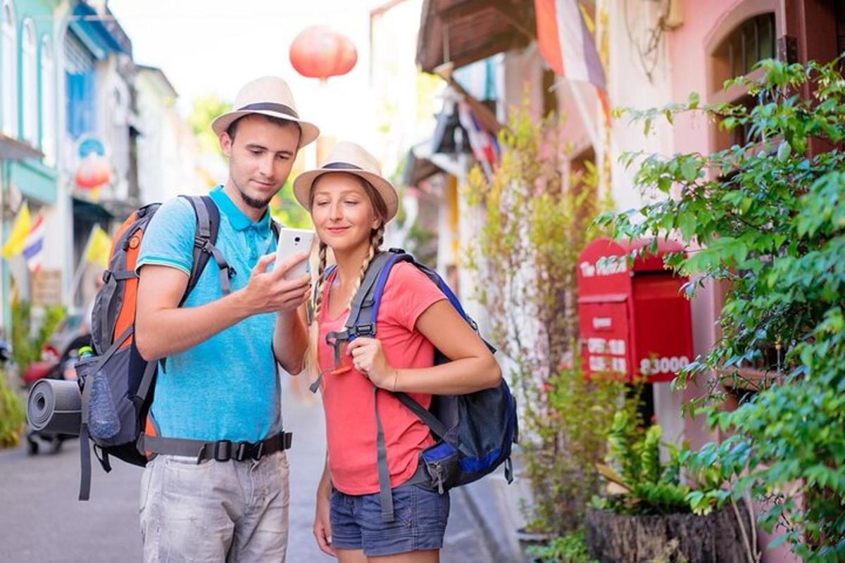 muž a žena se dívají na mobilní telefon