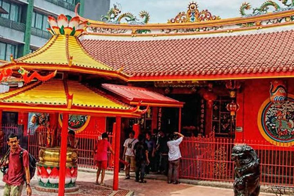 一群人站在寺庙前