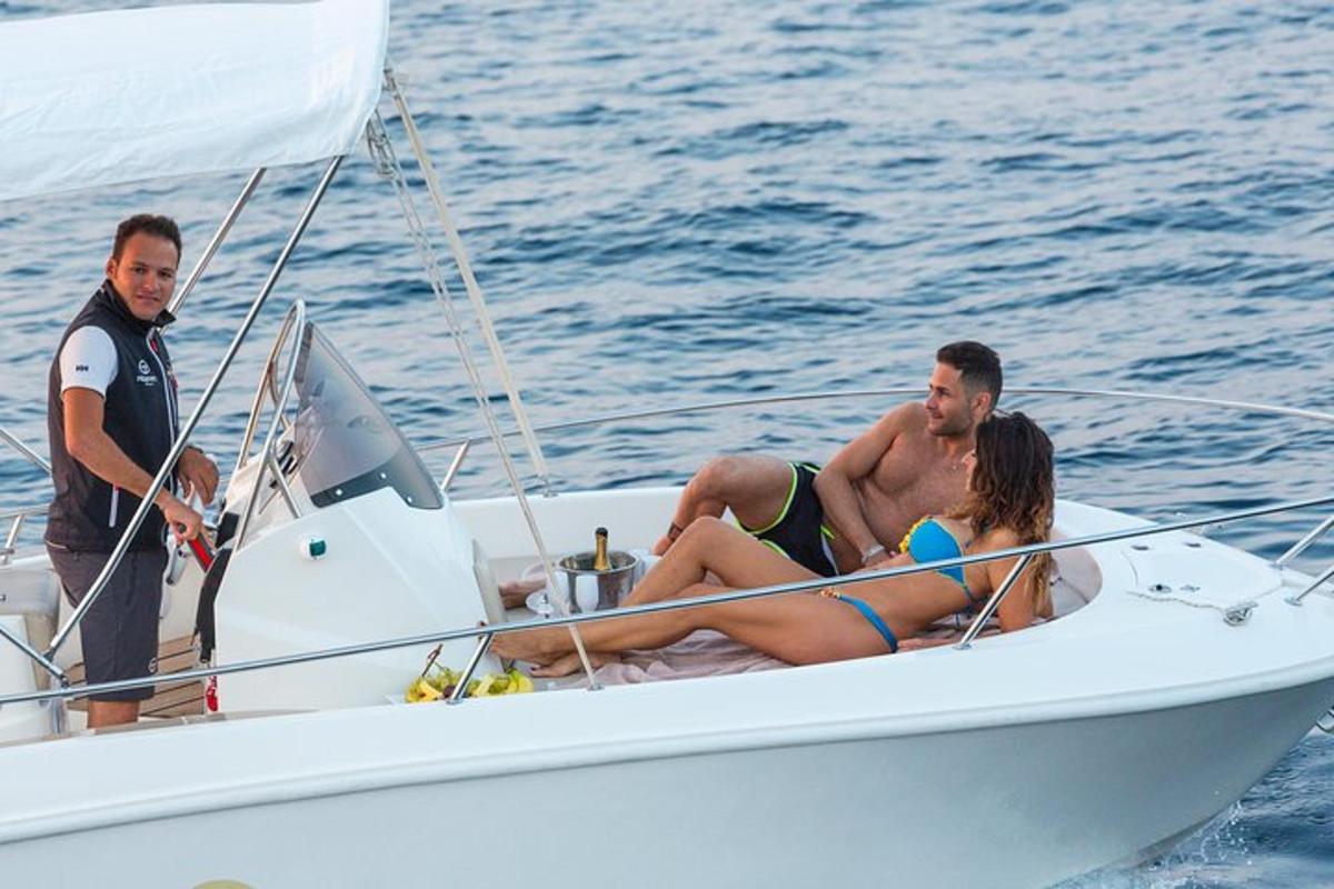 μια ομάδα ανθρώπων σε μια βάρκα στο νερό