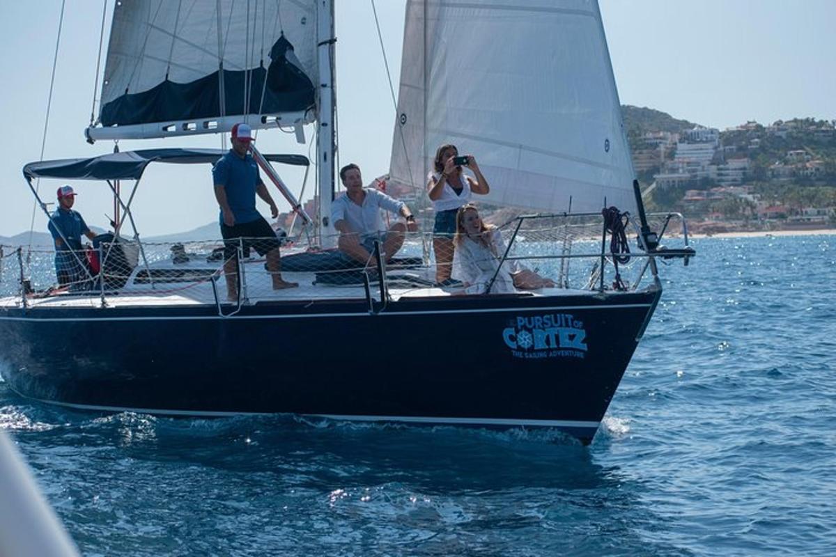Un grupo de personas en un velero en el agua.