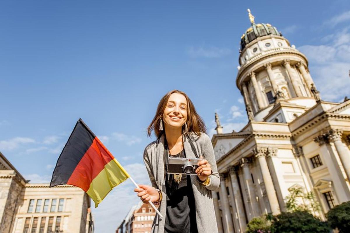 eine Frau mit einer Flagge und einer Kamera vor einem Gebäude