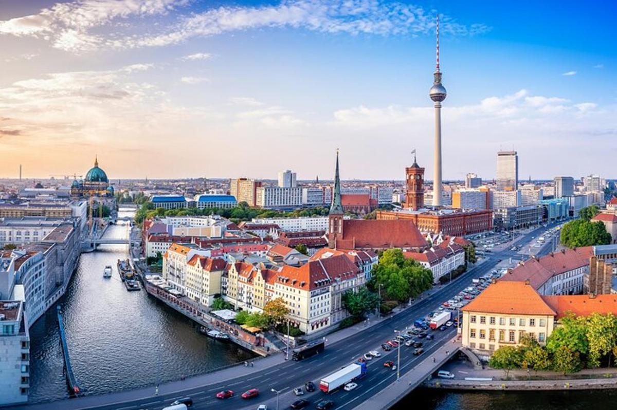 Blick auf eine Stadt mit einem Fluss und Gebäuden