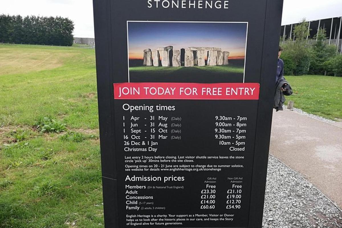 un cartello per l'ingresso gratuito a un monumento