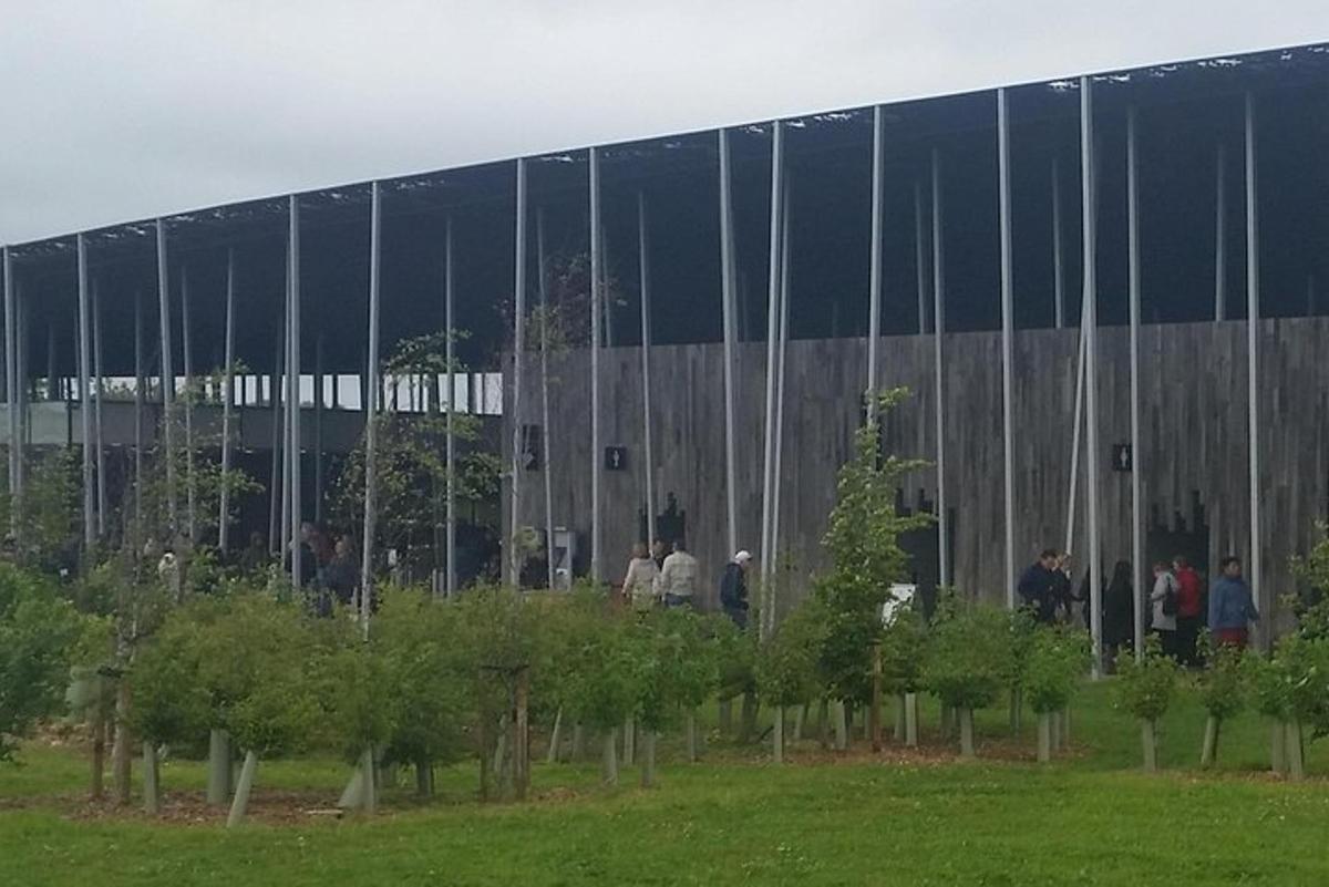 hópur fólks sem stendur fyrir framan byggingu