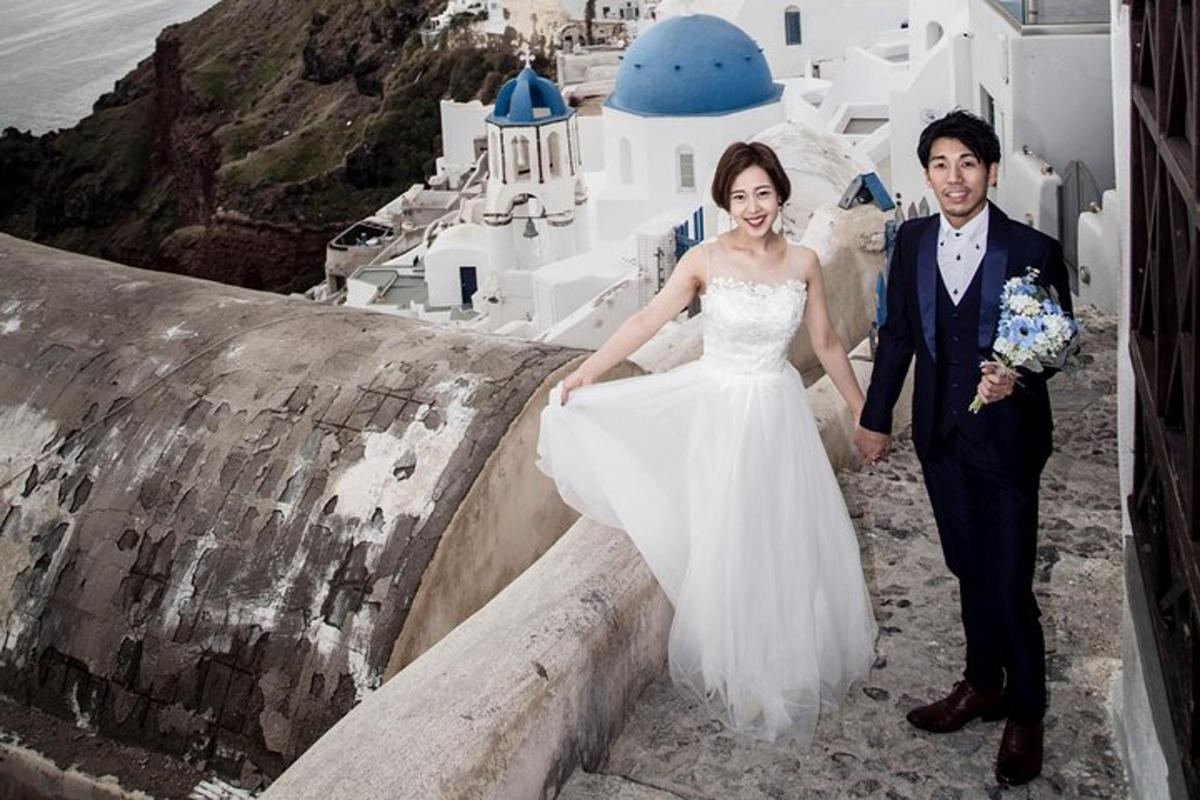 pasangan pengantin bergambar di atas tebing